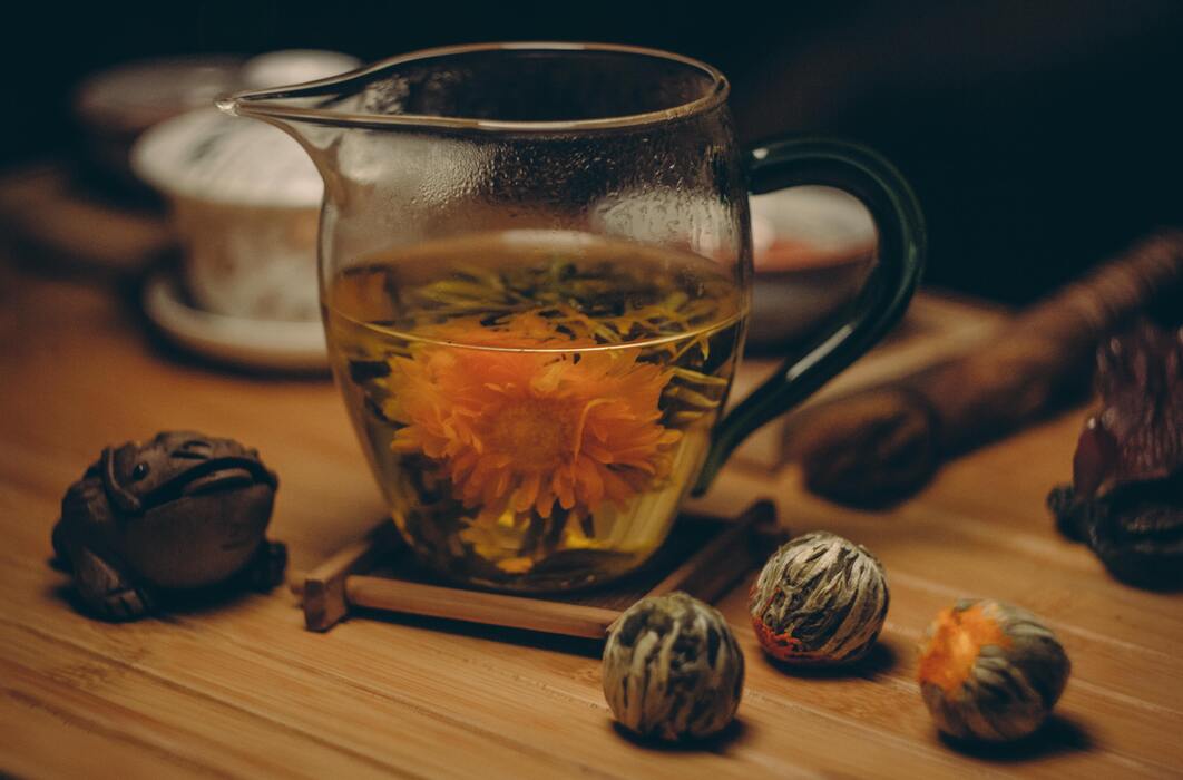 Between Leaves and Serenity: The Art of Infused Relaxation
